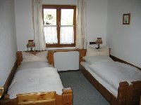 Schlafzimmer mit getrennten Einzelbetten